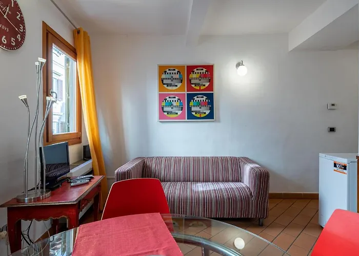 Sant\'Ambrogio Colorful Apartment