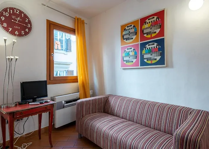Sant\'Ambrogio Colorful Apartment